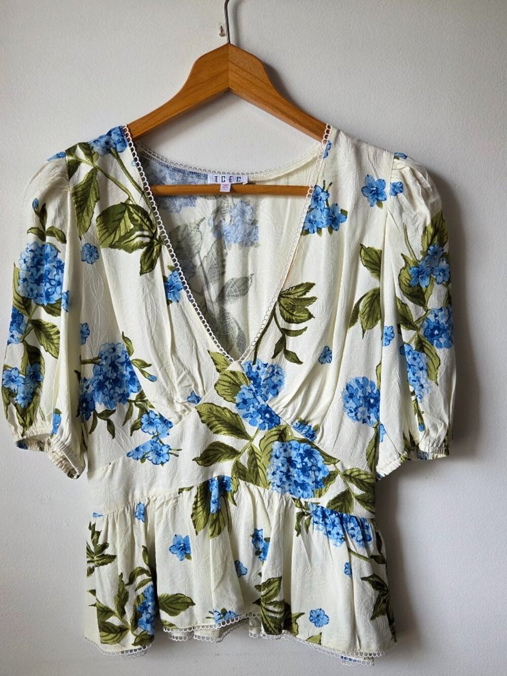 NWT TCEC FLORAL DEEP V PEPLUM STYLE TOP SIZE LARGE
